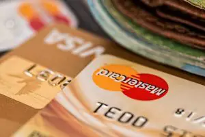 Scopri di più sull'articolo Brutte notizie per commercianti e consumatori: Visa e Mastercard aumenteranno le commissioni