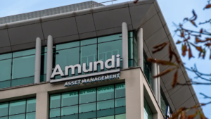 Scopri di più sull'articolo Amundi annuncia la fusione di due ETF MSCI World: cosa cambia per gli investitori?